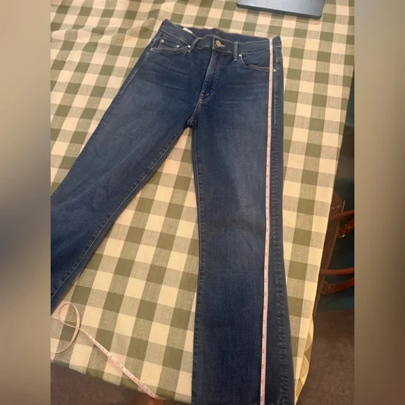 MOTHER The Insider Crop Hem Jeans in Trouble Maker - Picture 12 of 16